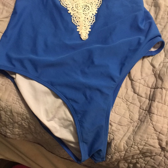 SHEIN blue and white full bathing suit with lace detailing - Picture 4 of 6
